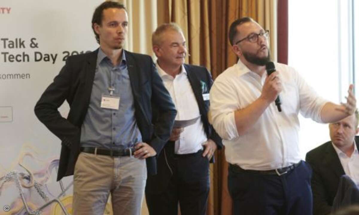 Währenddessen werden andernorts die Ergebnisse der Roundtable-Diskussionen präsentiert, so wie hier von Mathias Schick (Bechtle), Carsten Böckelmann (Trend Micro) und Hans Christoph Lindemeier (Systemhaus Krick) (Foto: Trend Micro)