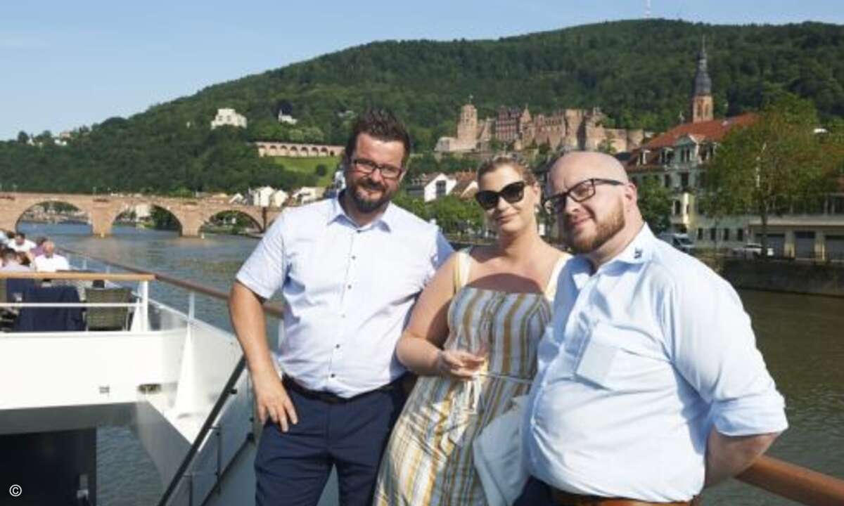 Alexander Heimann (Bechtle), Christine Freitag (Arrow ECS) und Marco Schmidt (Systemhaus Krick) posieren vor der malerischen Kulisse Heidelbergs für ein Foto (Foto: Trend Micro)