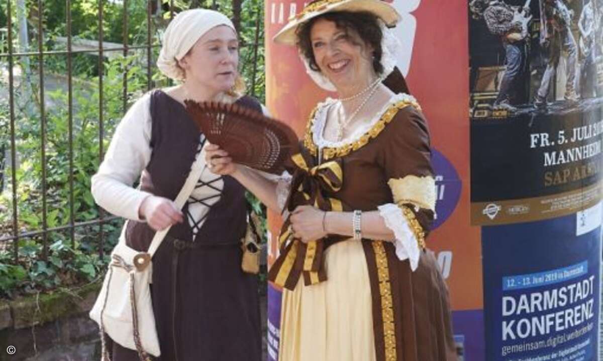 Charmante Damen in historischen Gewändern empfangen die Partner auf dem Heidelberger Schloss... (Foto: Trend Micro)