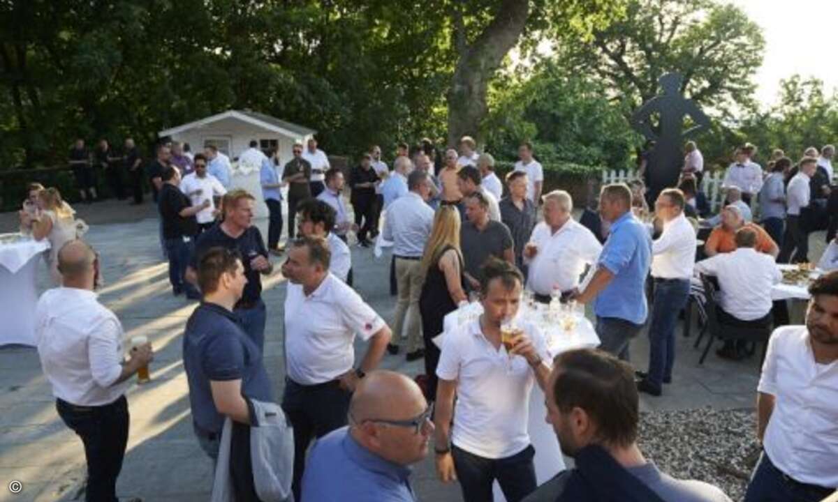 Empfang zur Abendveranstaltung bei sommerlichem Wetter (Foto: Trend Micro)