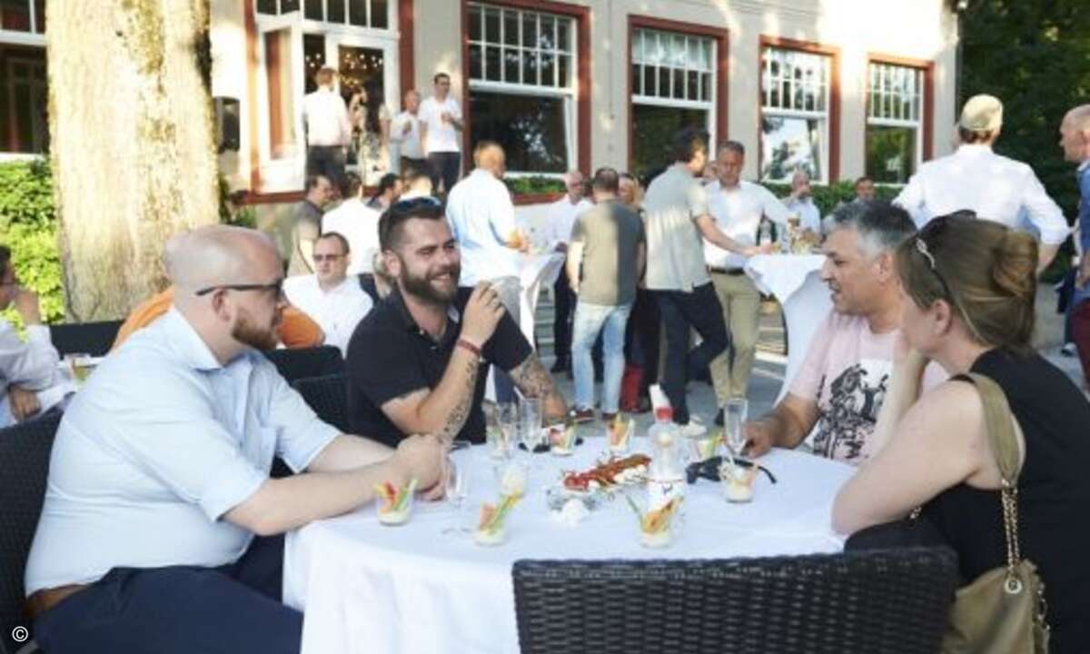 Nette Gespräche zwischen Hersteller und Partnern: Marco Schmidt (Systemhaus Krick), Marc Lanzendorfer (Trend Micro), Serhan Bayhan (Arrow ECS) und Ulrike Bubl (Trend Micro) (Foto: Trend Micro)