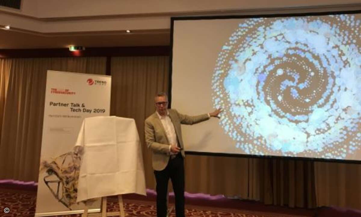 Passend zur Trend-Micro-Kampagne »The Art of Cybersecurity« erklärt Brendan Dawes, wie aus Daten Kunstwerke entstehen (Foto: Trend Micro)