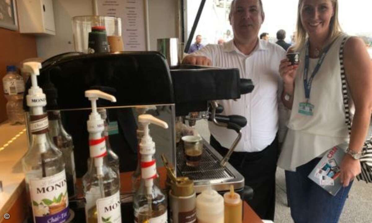 Sara Neugebauer von CRN mit dem besten Barista an der Waterkant (Foto: CRN)