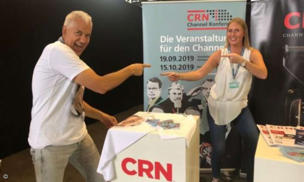Du bist super! Du aber auch! Ralf-K. Wunderlich von First Golden Gate bei Sara Neugebauer am CRN-Stand (Foto: CRN)