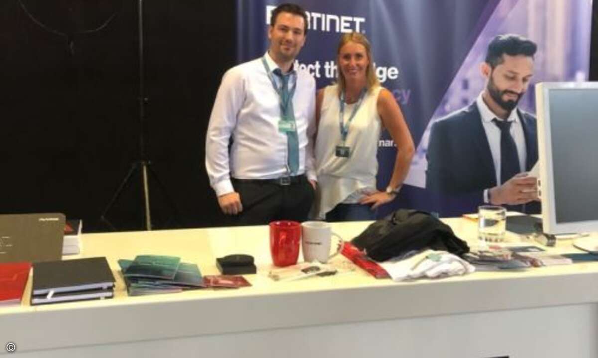 Sara Neugebauer von CRN und Florian Sommerfeld von Nuvias am Fortinet-Stand (Foto: CRN)