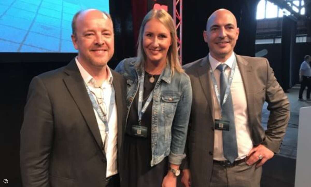 Sara Neugebauer von CRN mit den Nuvias-Chefs: CEO Simon England und Regional Vice President Helge Scherff (Foto: CRN)
