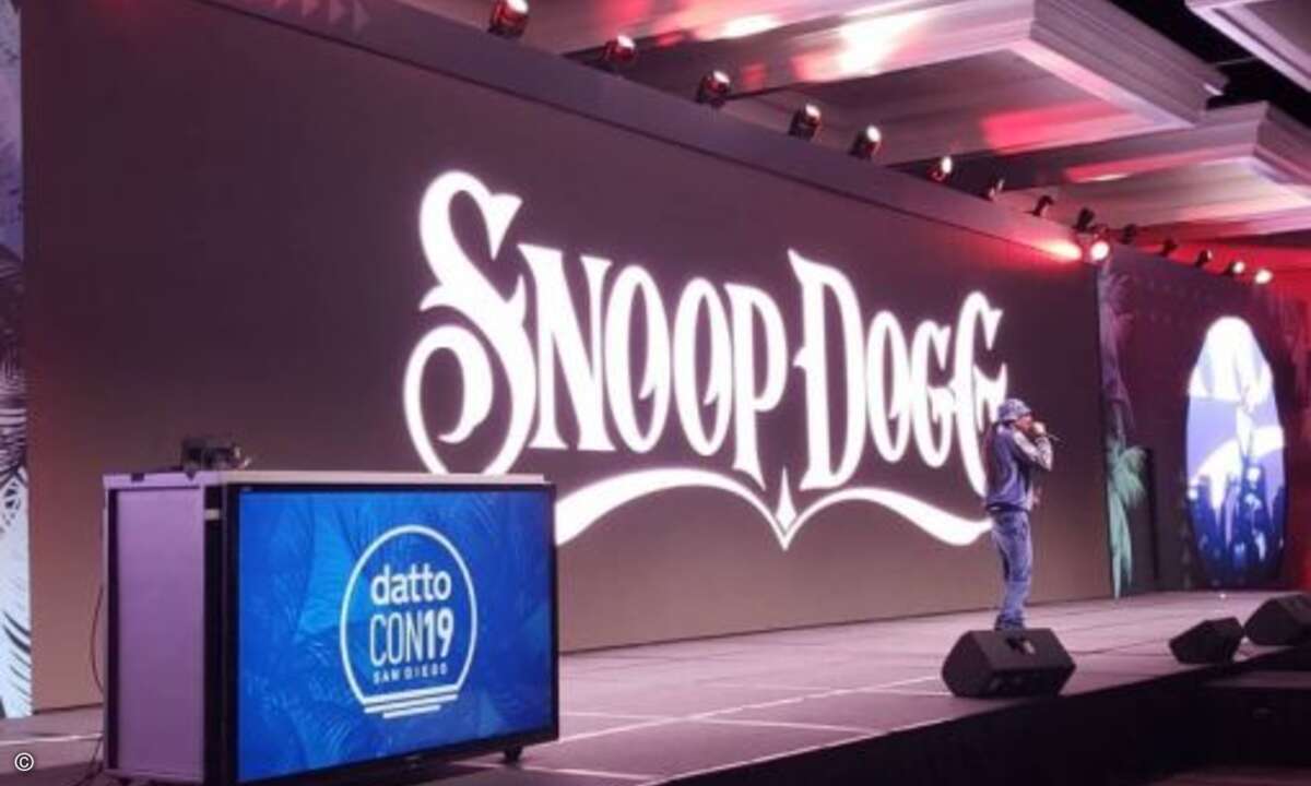 Überraschungsgast des Tages: Rapper Snoop Dogg - wie immer äußerst entspannt