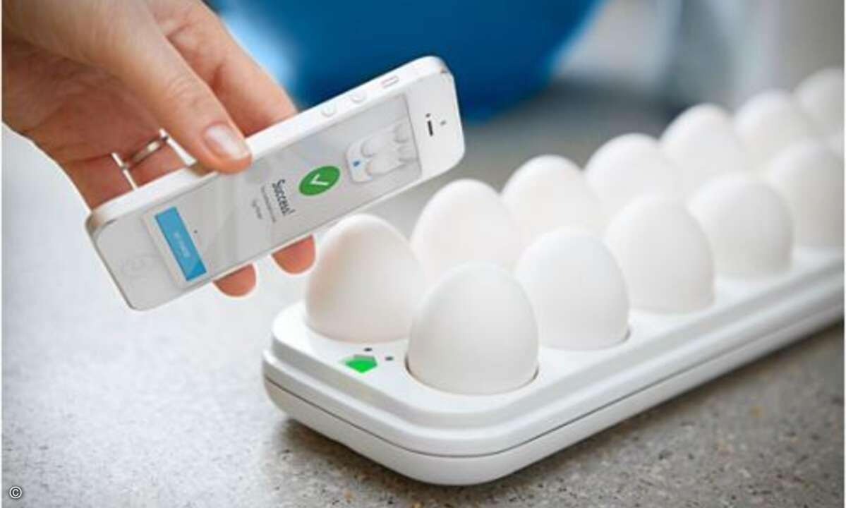 Zum morgendlichen Zenritual mit Tee darf sich der IT-affine Schreiberling auf ein frisches Frühstücksei freuen. Das wird ihm zwar (noch) nicht automatisch zubereitet, aber zumindest ist dank dem »Eggminder« von Quirky und einem WLAN-Repeater direkt v