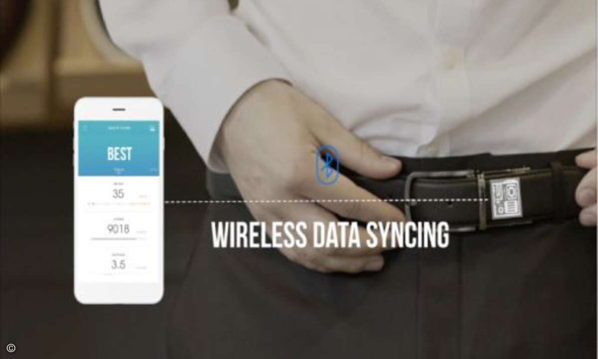 Und da man Redakteure nie genug kontrollieren kann, wird sie dabei auch noch vom smarten Gürtel unterstützt. Dank einem besonders ausgefeilten Algorithmus zum Zählen der genutzten Löcher kann er dem Träger direkt per App mitteilen, ob er gerade tende