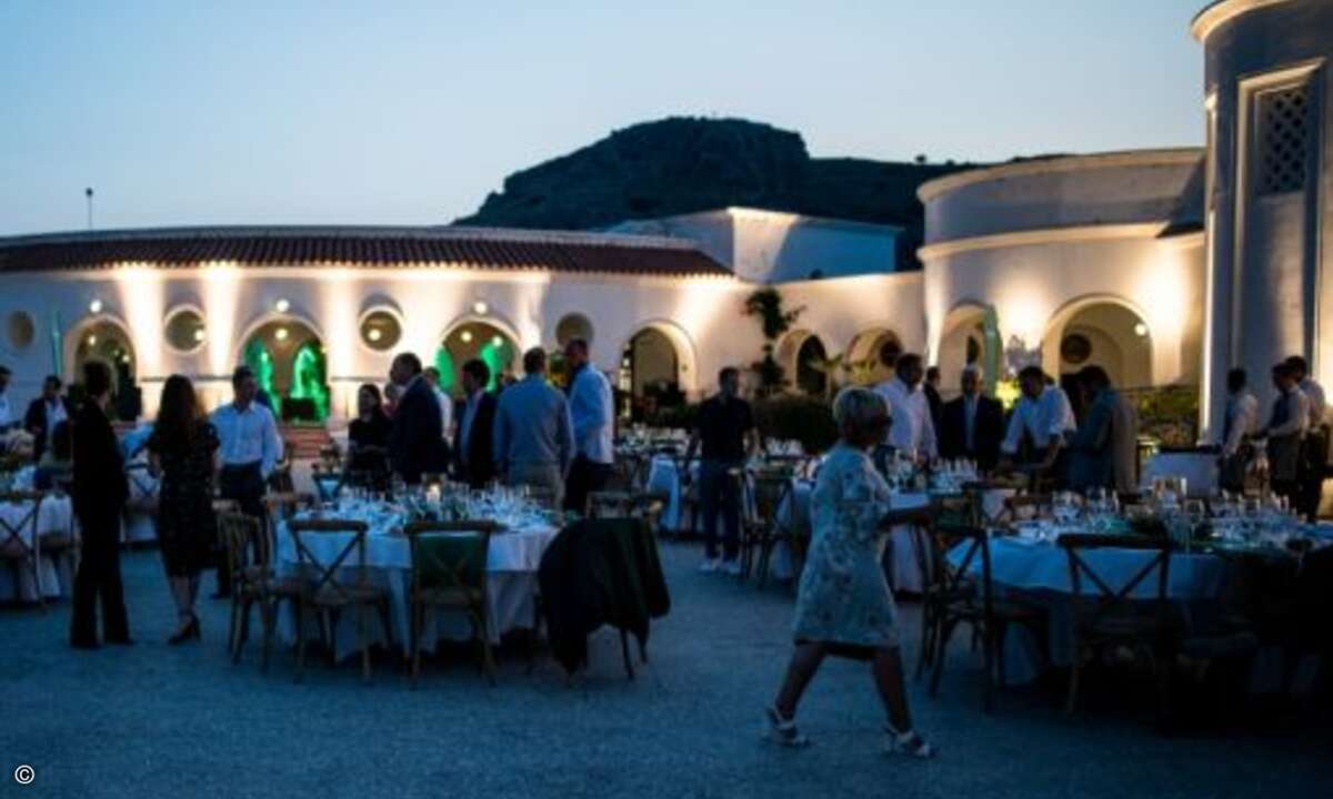 Bei einem Dinner im Freien klingt der Konferenztag aus (Foto: Kaspersky)