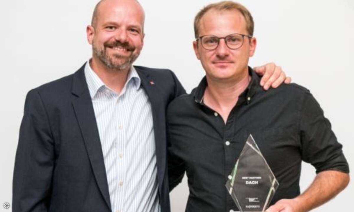 Für die DACH-Region konnte sich Cyprotect die Auszeichung sichern: Thomas Jäger (re.) mit dem Award und Peter Neumeier von Kaspersky (Foto: Kaspersky)
