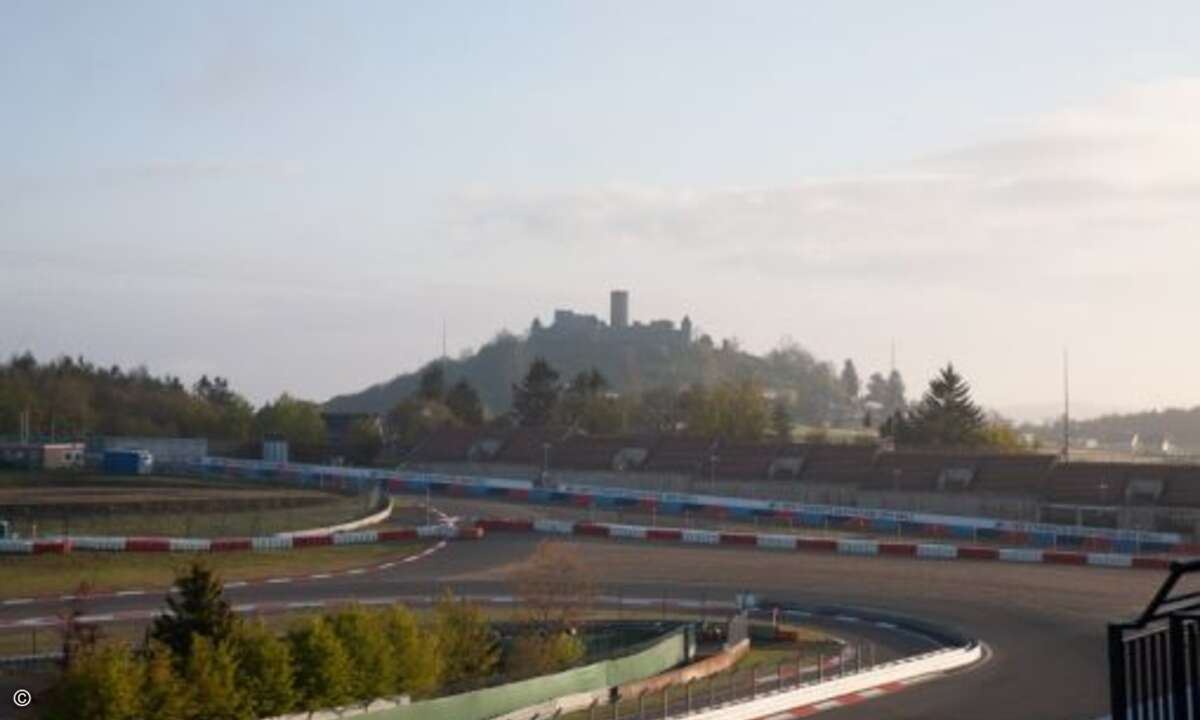 Für 48 Fachhändler ging es im Rahmen der Altaro-Formelevents auf den legendären Nürburgring (Foto: Ebertlang)