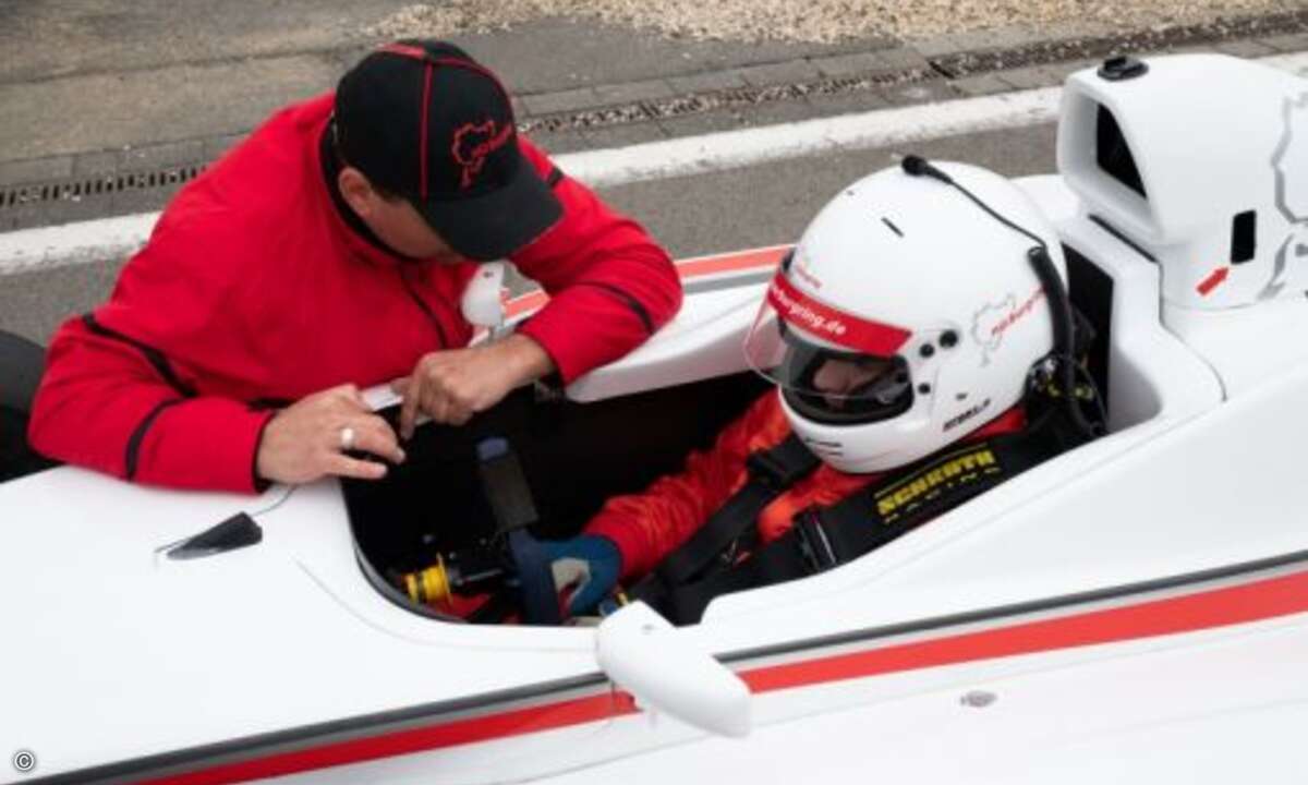 Letzte Instruktionen, bevor es mit bis zu 180 km/h über die Rennstrecke geht (Foto: Ebertlang)