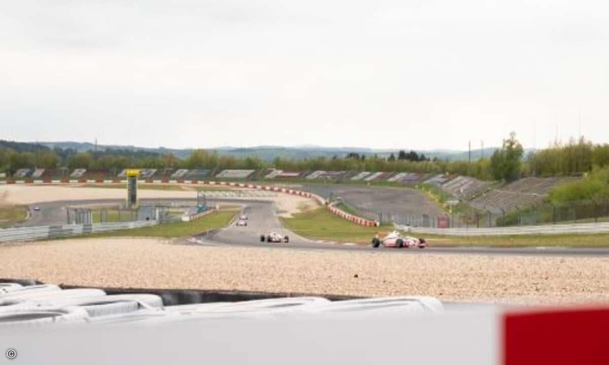 Die Partner kommen aus der Dunlop-Kehre und biegen ins Schumacher-S ein (Foto: Ebertlang)