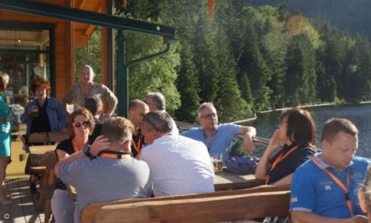 Mit einem leckeren Bier in der Sonne sitzend wird Kraft für die Bergwanderung auf den Großen Arber getankt (Foto: Sysob)