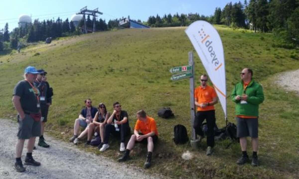 Die verschiedenen Infopoints von Sysob und seinen Herstellerpartnern sind nicht nur informativ, sondern auch eine gute Gelegenheit, nach dem Aufstieg mal durchzuschnaufen (Foto: CRN)