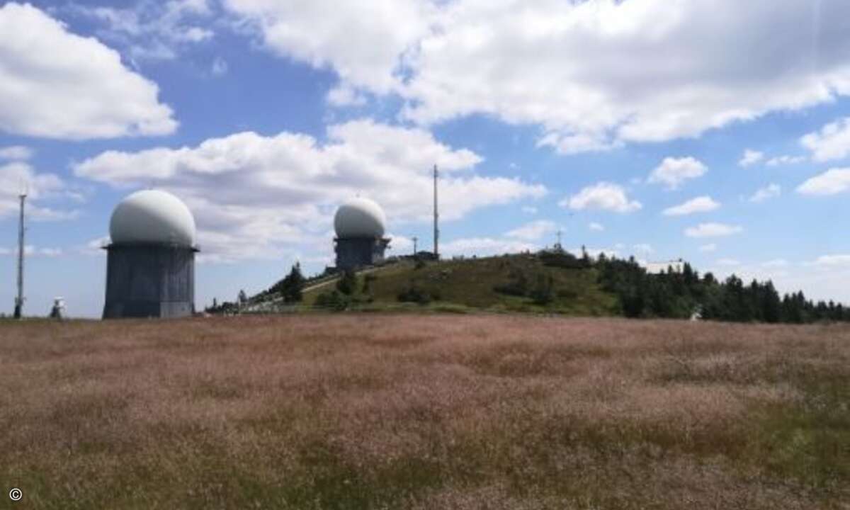 Fast geschafft: Die markanten Radaranlagen auf dem Gipfel sind fast erreicht, auch das Gipfelkreuz sieht man bereits (Foto: CRN)
