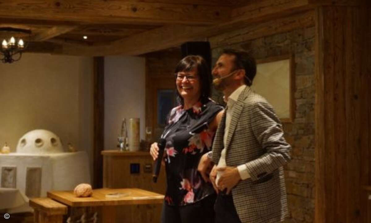 Keynote-Speaker und Mentalist Jakob Lipp holt sich Vanessa Schweihofer von Mateso auf die Bühne (Foto: Sysob)