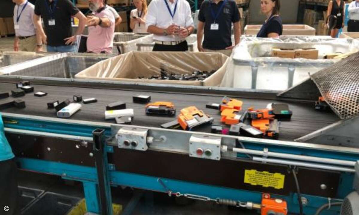 Die Tintenpatronen werden bei PDR zunächst händisch sortiert. (Bild: CRN)
