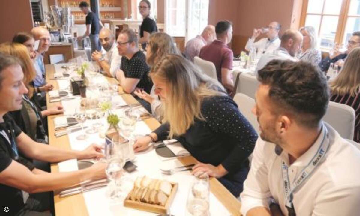 Die Gäste nutzten das anschließende Dinner im Würzburger Weingut am Stein zum Networking (Foto: DexxIT)
