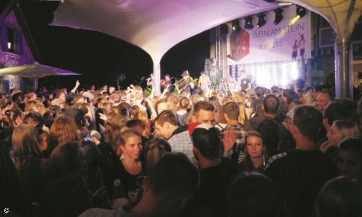 Weiter ging es mit einem Open Air-Konzert bei sommerlichen Temperaturen (Foto: DexxIT)