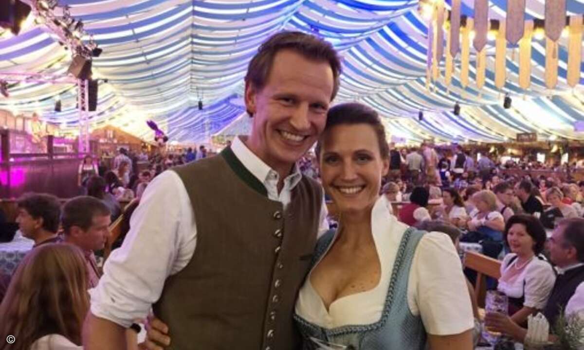 Nadja Sehan (Medium) und Eric Weis (CRN) präsentieren ihre schicken Trachten