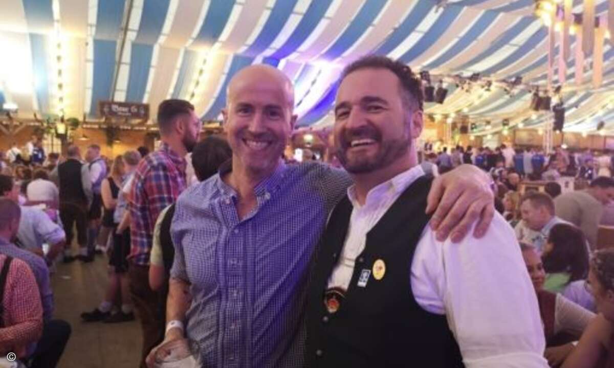 Matthäus Hose (WEKA FACHMEDIEN) und Toni Jakob (Samsung) stoßen auf den gemeinsamen Abend im Festzelt Wenisch an