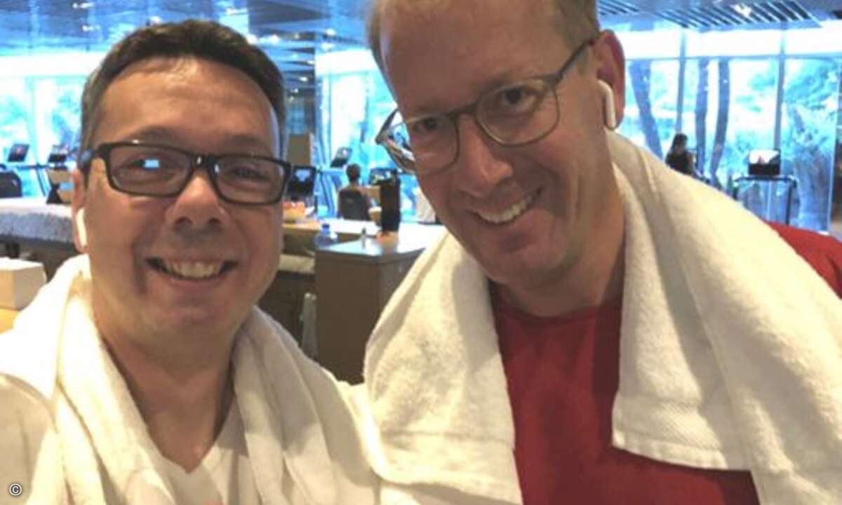 Eine Runde Sport im hoteleigenen Fitnessstudio gönnen sich Stephan Viehoff und Sven Wulf, bevor die Inspire losgeht.(Bild: Stephan Viehoff)