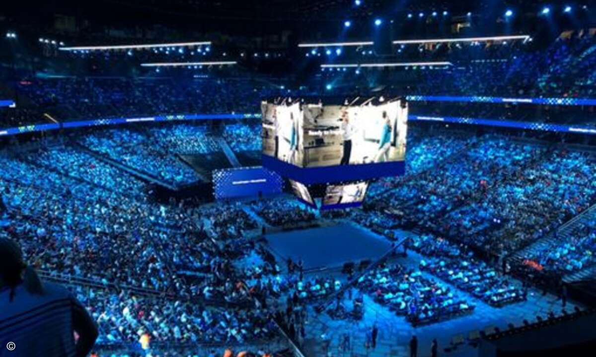 Höhepunkt am Tag 3 der Microsoft Inspire: CEO Satya Nadella spricht vor 16.000 Besuchern vor allem über das Thema Lernen.
(Bild: Stephan Viehoff)