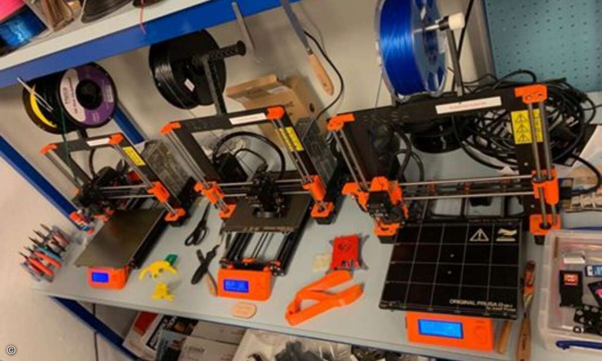 Von Google ging es zu einem Coworking Space: Unkompliziert geht es hier zu. Vom Bügeleisen über ein Laserschneidgerät bis hin zum 3D-Drucker. Alles kann hier gemietet und genutzt werden.(Bild: Stephan Viehoff)