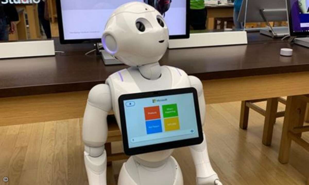 Nicht nur Hardware bot dieser Roboter im Microsoft-Store an, auch Office 365 Abonnements und Produkte anderer Hersteller schmückten die Auslagen.(Bild: Stephan Viehoff)