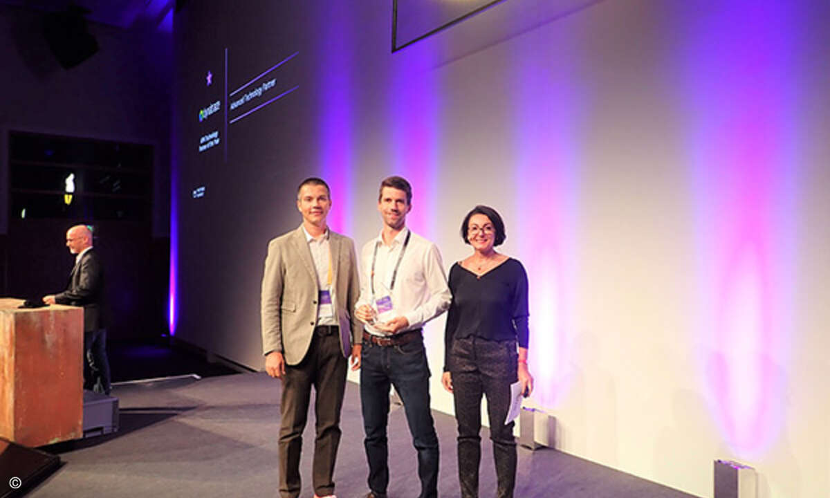 Florian Beck (Mitte), Manager Technology Alliances von Dynatrace, freut sich über den »APN Technology Partner of the Year«-Award
