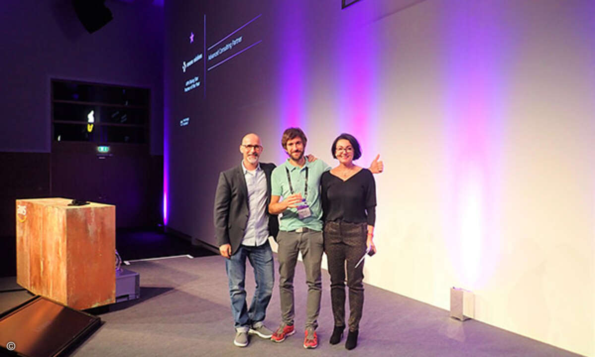 Matthias Imsand (Mitte), Co-Founder and CTO von Amanox Solutions AG, nimmt den »APN Rising Star of the Year«-Award entgegen