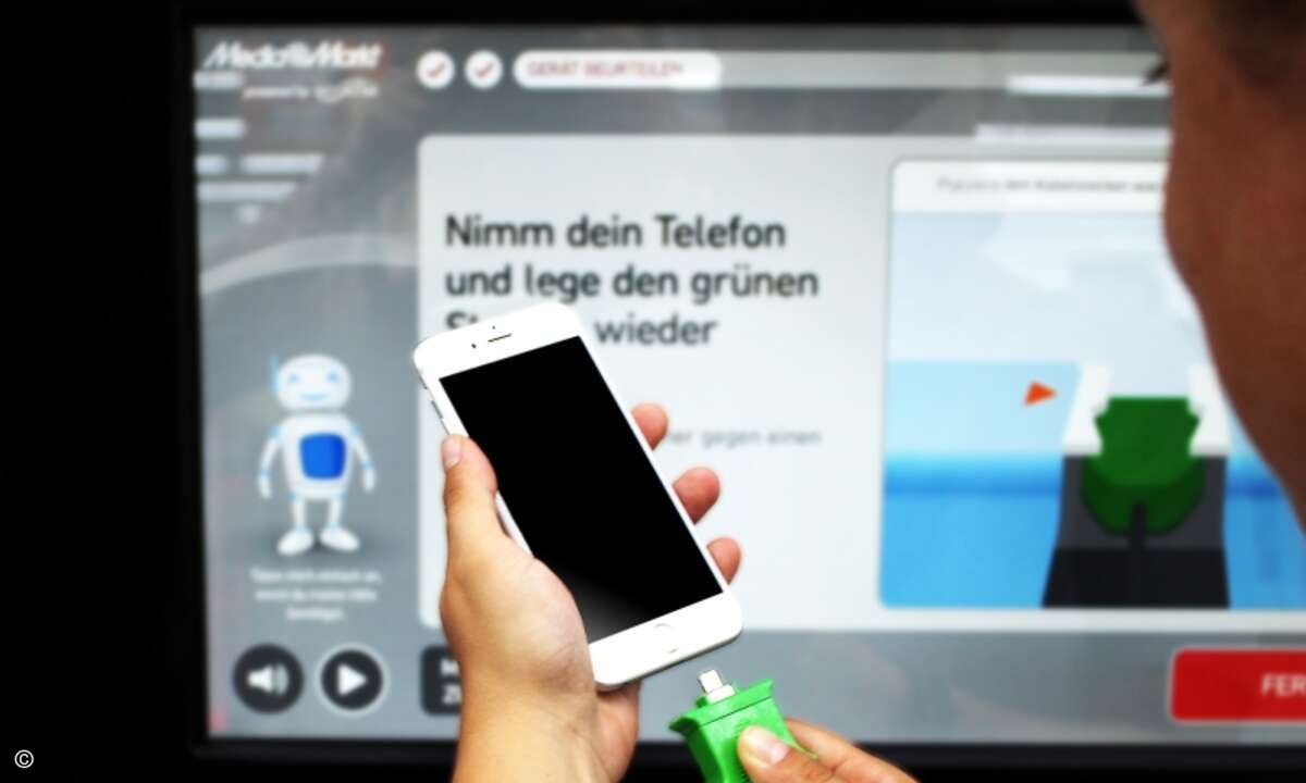 ... anschließend wird es für eine elektronische Prüfung an den Automaten angeschlossen (Foto: Media Markt)
