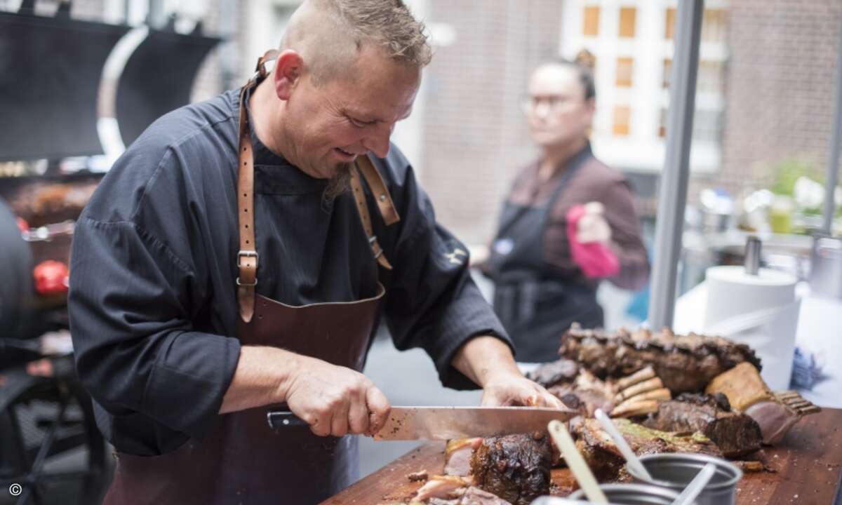 G-Data-Chefkoch Markus Vogel hat ein leckeres Barbecue für die Gäste vorbereitet (Foto: G Data)
