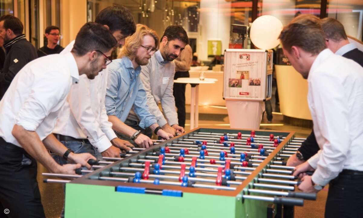 Am Riesen-Kicker zwei Viererteams gegeneinander antreten (Foto: G Data)