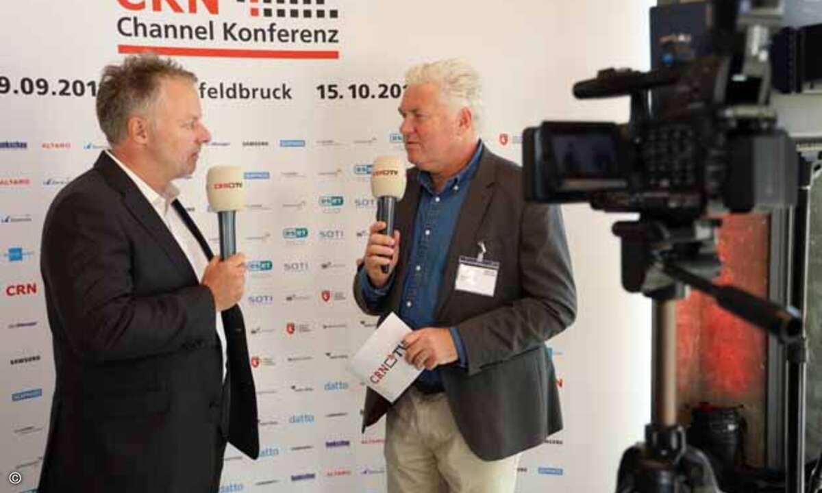 Stefan Mennecke von Soti stand Martin Fryba vor der Kamera Rede und Antwort.