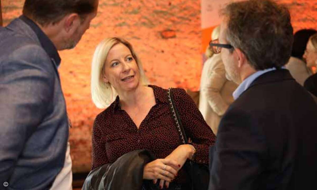 Lisa Davidian von Jabra im angeregten Gespräch.