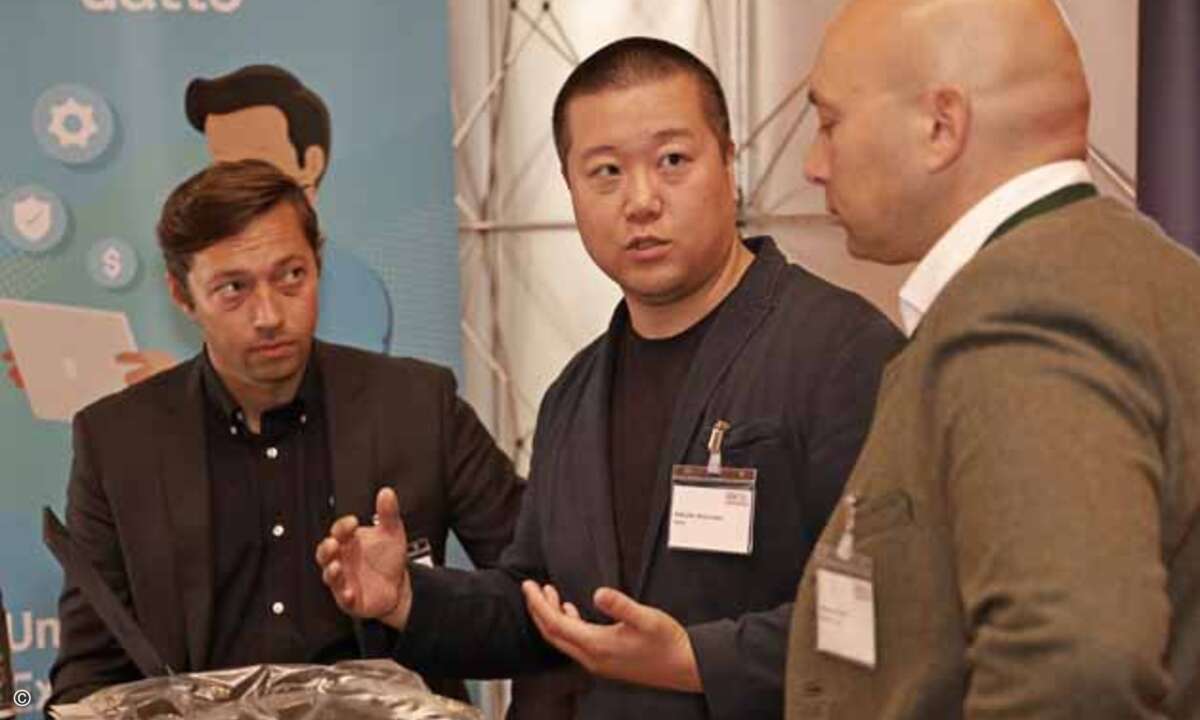 Tim Kamrath (links) und Daisuke Watanabe (rechts) von Datto erläutern ihr Portfolio