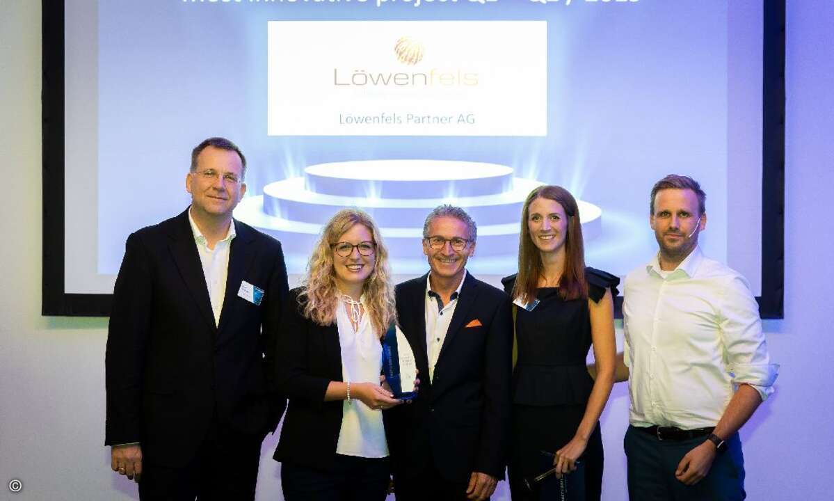 Löwenfels Partner AG aus der Schweiz erhielt für ihr Projekt eDossier Immobilien den Award fürs innovativste Projekt. Luzia Herger und Manfred Hediger (Mitte) nahmen der Preis entgegen.
(Bild: Easy Software)