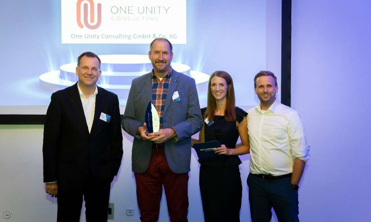 Christian Mehrtens von One Unity Consulting nahm den Preis für den größten Deal entgegen.
(Bild: Easy Software)