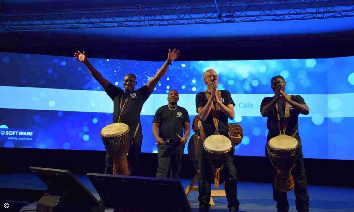 Trommeln für perfektes Teambuilding: Drumcafe mischte das Publikum auf der Easy World so richtig auf ...
(Bild: CRN)