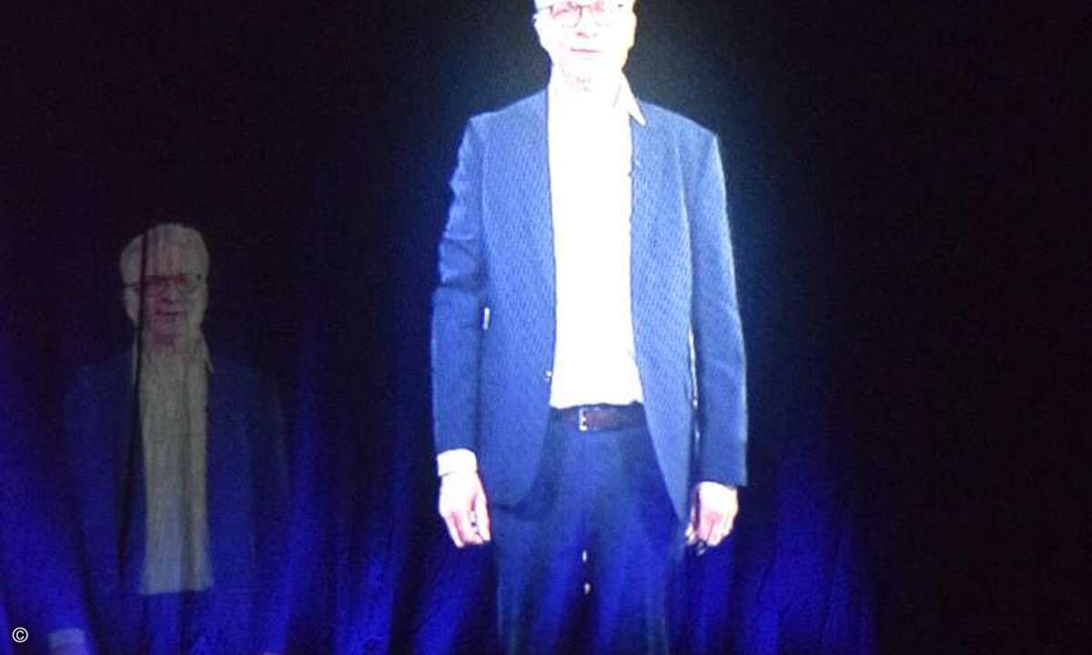 Spektakulärer als Teams ist der Auftritt von Easy Software-Führungskräften, die CEO Dieter Weißhaar per Hologramm auf die Bühne dazuschaltete. Das hat den Vorteil ...
(Bild: CRN)
