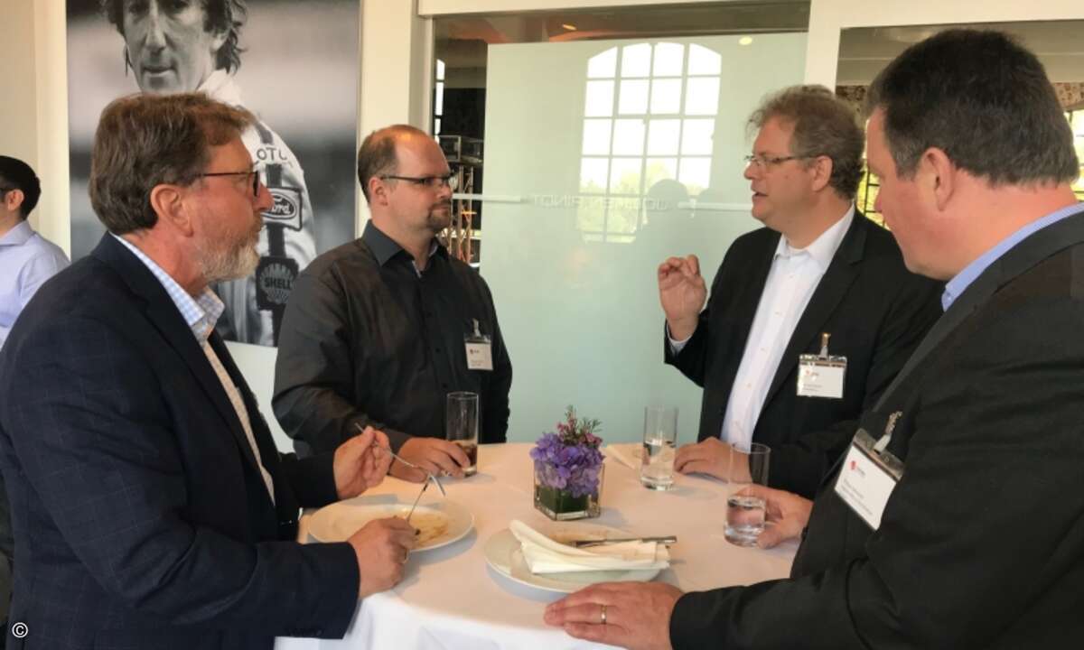 Richard Werner von Trend Micro im Gespräch mit Partnern des Herstellers (Foto: Trend Micro)
