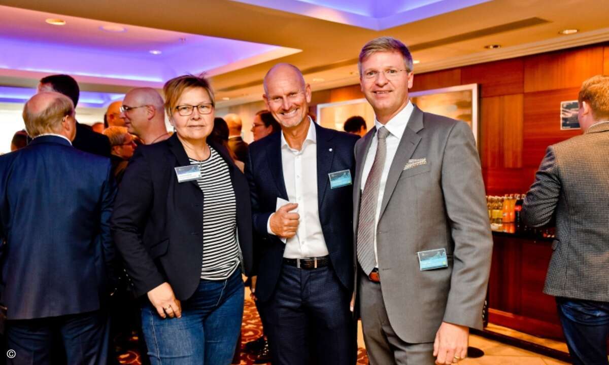 Rosemarie Bücker (Bücker EDV-Beratung) wird von Andreas Krause und Holger Suhl (beide Eset) in Empfang genommen