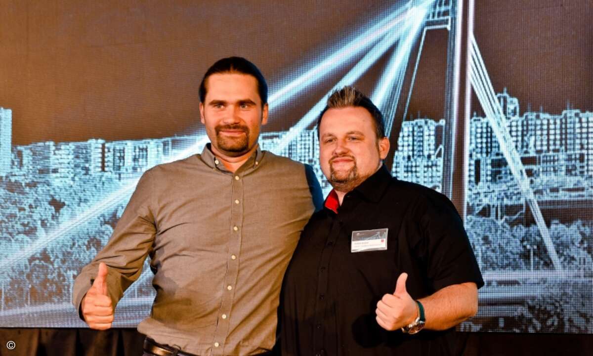 Eset-CTO Juraj Malcho (li.) hinterließ mit seiner Keynote Eindruck – so sehr, dass manch ein Partner noch ein Erinnerungsfoto wollte (Foto: Eset)