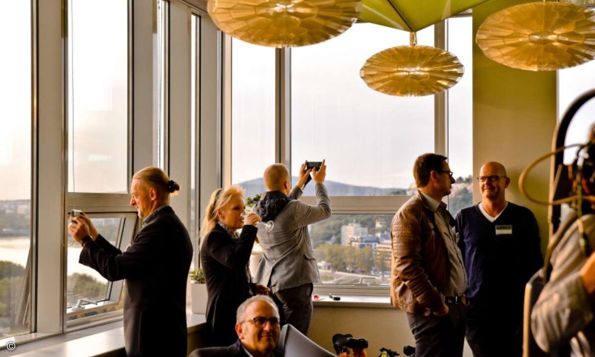 Das sahen auch die meisten Partner so und machten erstmal fleißig Fotos (Foto: Eset)