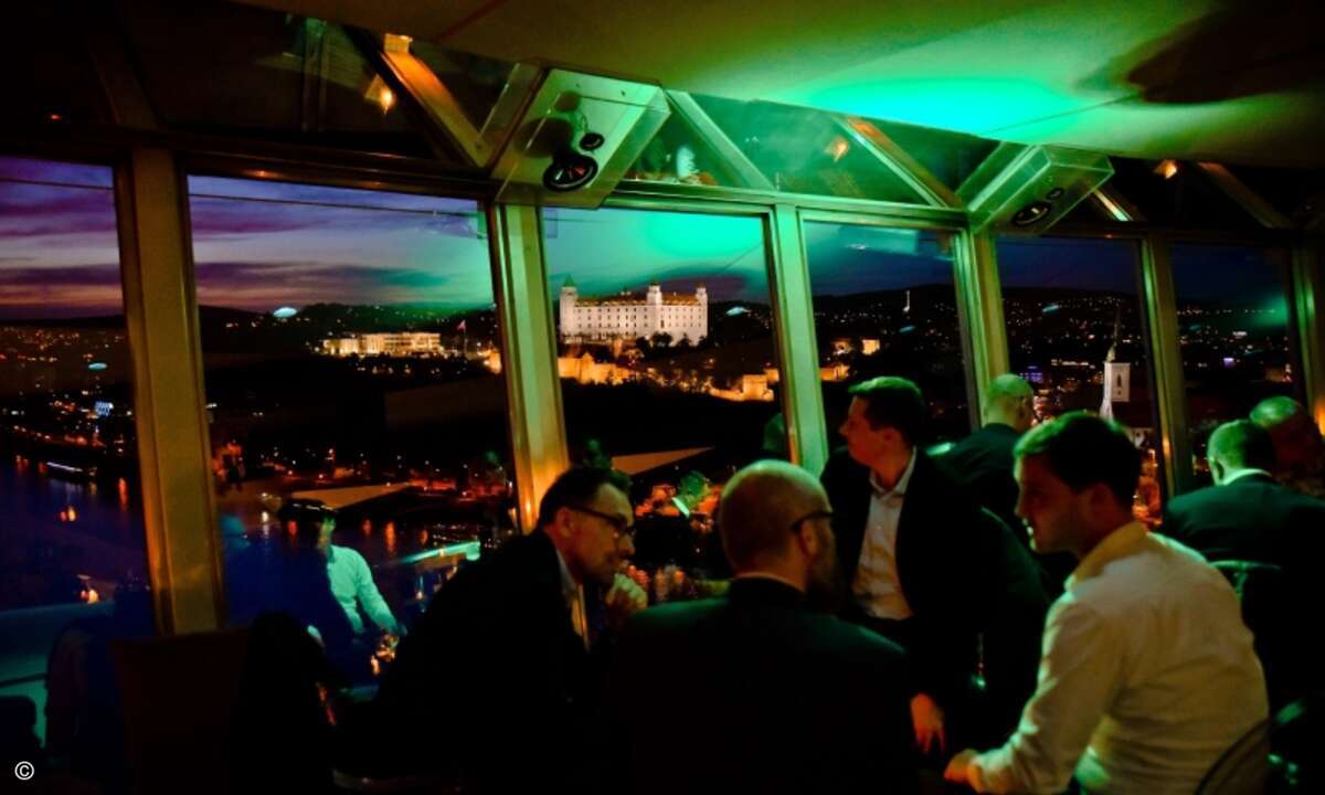 Von dort hat man einen guten Blick auf die nächtliche Stadt (Foto: Eset)