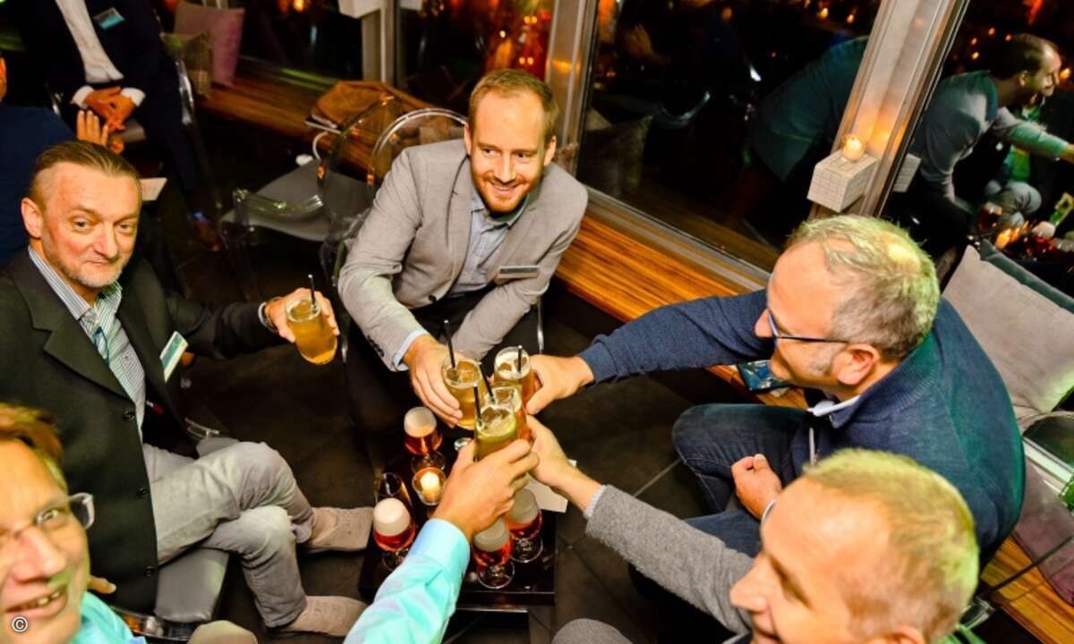 Anstoßen auf eine tolle Partnerkonferenz (Foto: Eset)