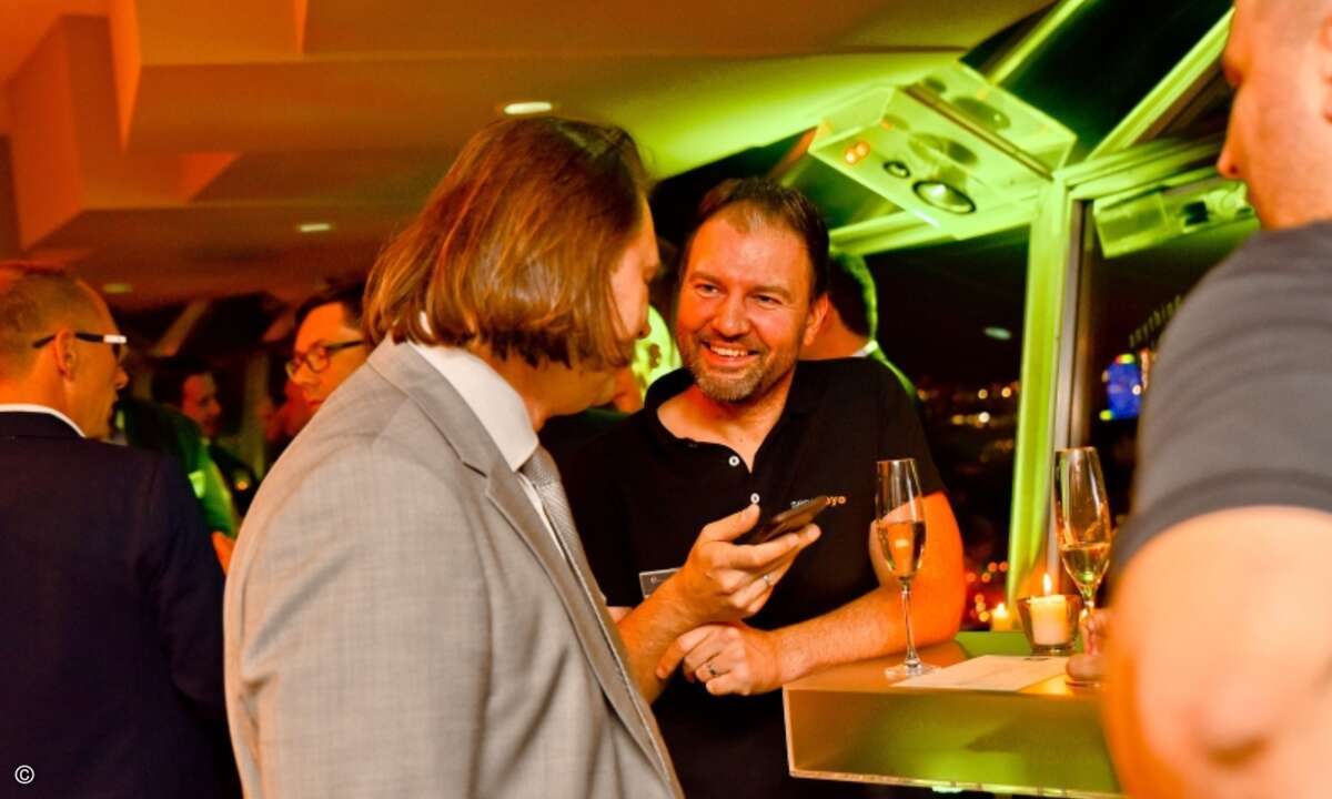 Stefan Klüner von Server-Eye tauscht sich mit Matthias Malcher von Eset aus (Foto: Eset)